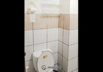 Bathroom Low Floor Studio Apartment with Swimming Pool View at East Park Apartment