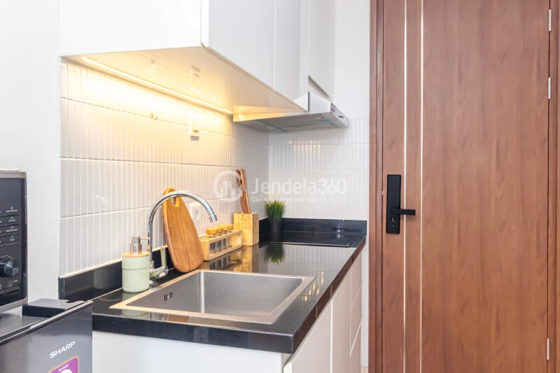 Kitchen Cozy 2BR Apartment High Floor with  View at Southgate Residence