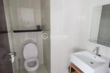 Bathroom High Floor 1BR Apartment with City View at Neo Soho Residence