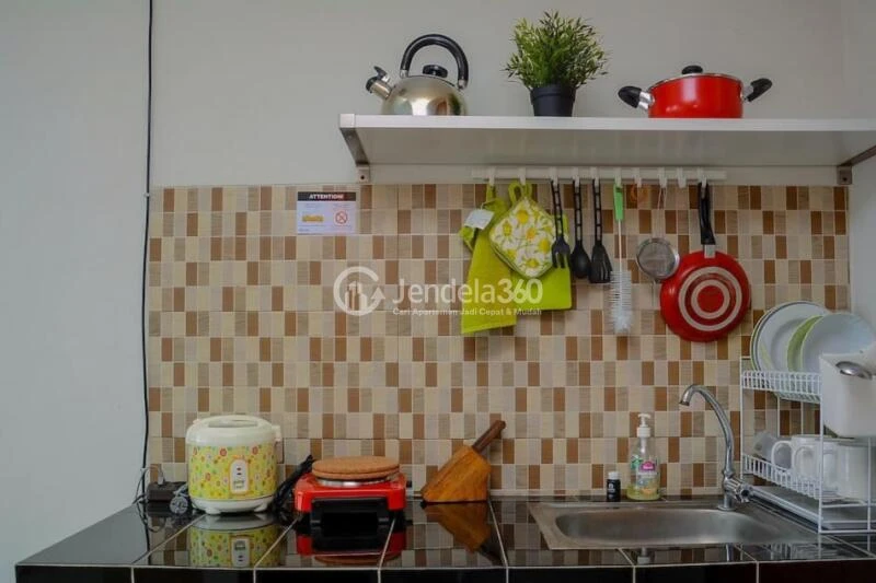 Kitchen Low Floor Studio Apartment with Housing View at Margonda Residence 5