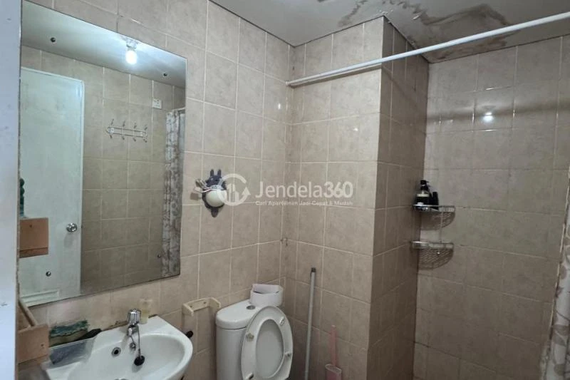 Bathroom 2BR Green Lake Sunter Apartment at Tower Southern Park