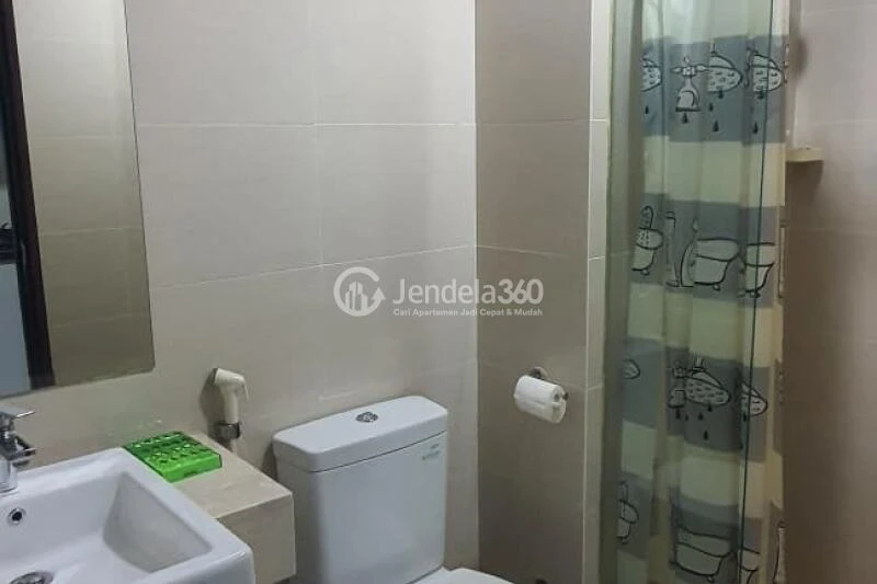 Bathroom Studio Apartment with Swimming Pool View at Puri Mansion