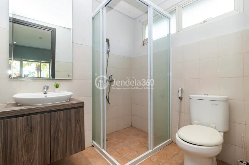 Bathroom 3BR Aspen Residence Apartment at Tower B