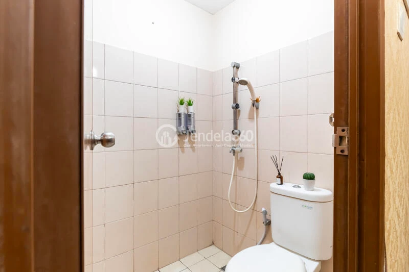 Bathroom Studio Tifolia Apartment at High Floor