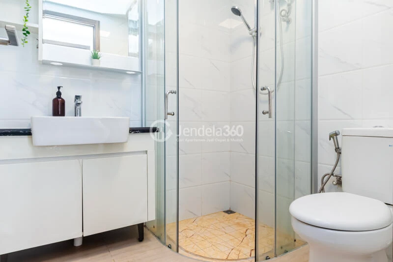 Bathroom 3BR Apartment with  View at Sky House BSD Apartment