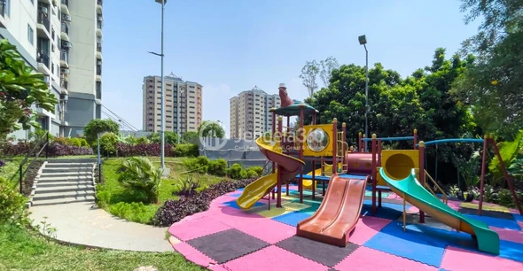 Outdoor Playground - Maple Park Apartment