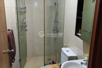 Bathroom 2BR Apartment with City View at Casablanca Mansion