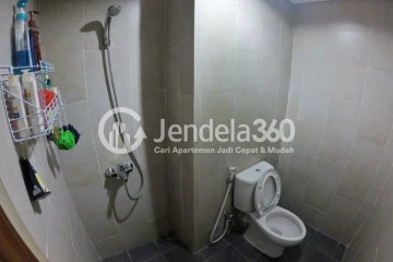 Bathroom Cozy 1BR Apartment Low Floor with City View at Margonda Residence