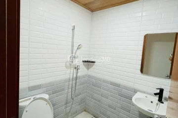Bathroom 2BR Grand Palace Kemayoran Apartment at Middle Floor