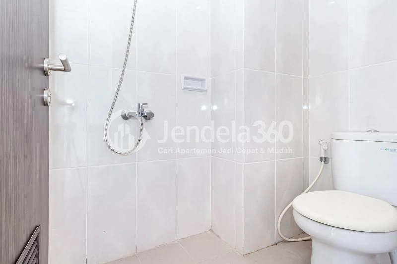 Bathroom High Floor Studio Apartment with City View at Serpong Garden Apartment