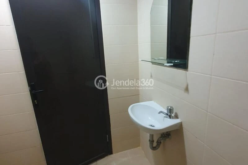 Bathroom High Floor 1BR Apartment with City View at Belmont Residence