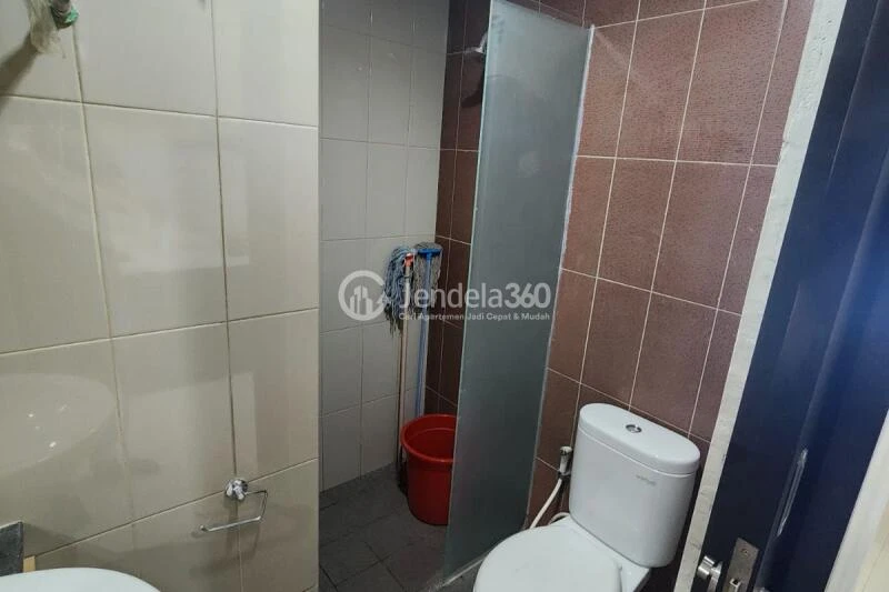 Bathroom Middle Floor 1BR Apartment with  View at Atlanta Residence