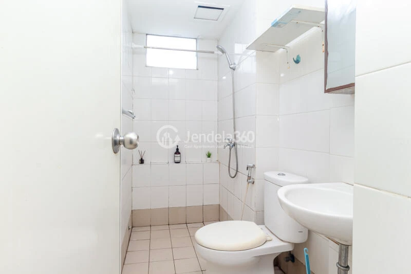 Bathroom High Floor 3BR Apartment with City view View at Bassura City Apartment
