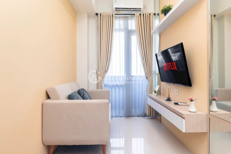 Living Room Middle Floor 1BR Apartment with City View at Vasanta Innopark Apartment