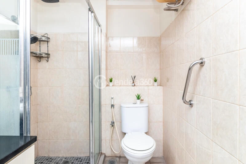 Bathroom Strategic Location 2BR Apartment Low Floor with City View at The Wave Apartment