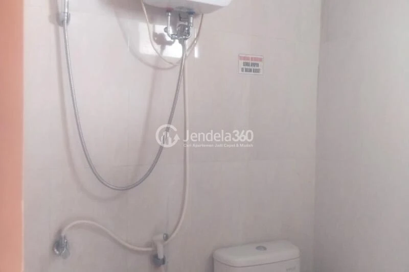 Bathroom Low Floor Studio Apartment with Water Park View at Green Lake View Depok Apartment