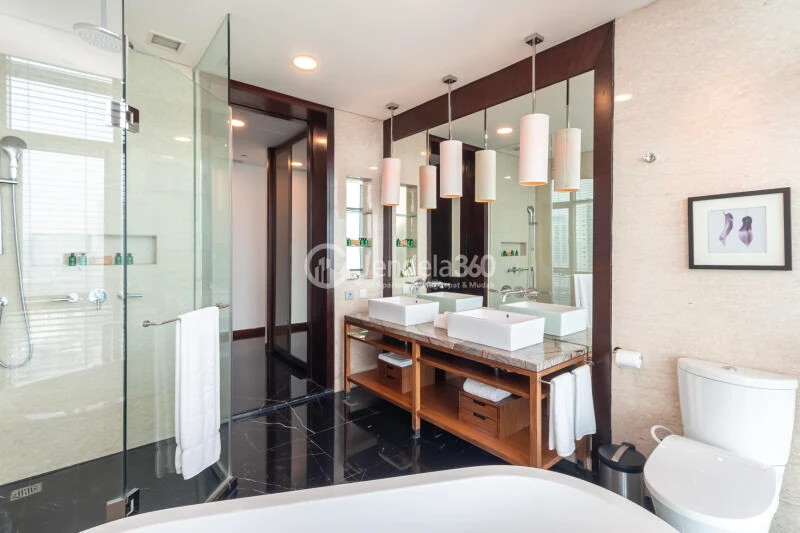 Bathroom 3BR Shangri-La Residence Apartment at Low Floor