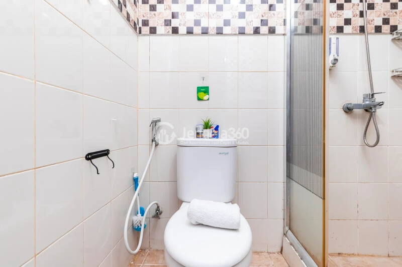 Bathroom 2BR Aspen Residence Apartment at Low Floor