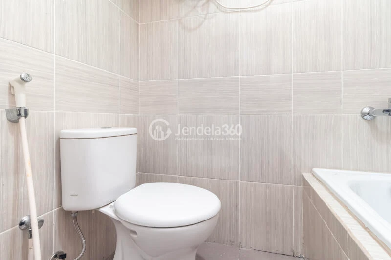 Bathroom Middle Floor 1BR Apartment with City View at Vasanta Innopark Apartment