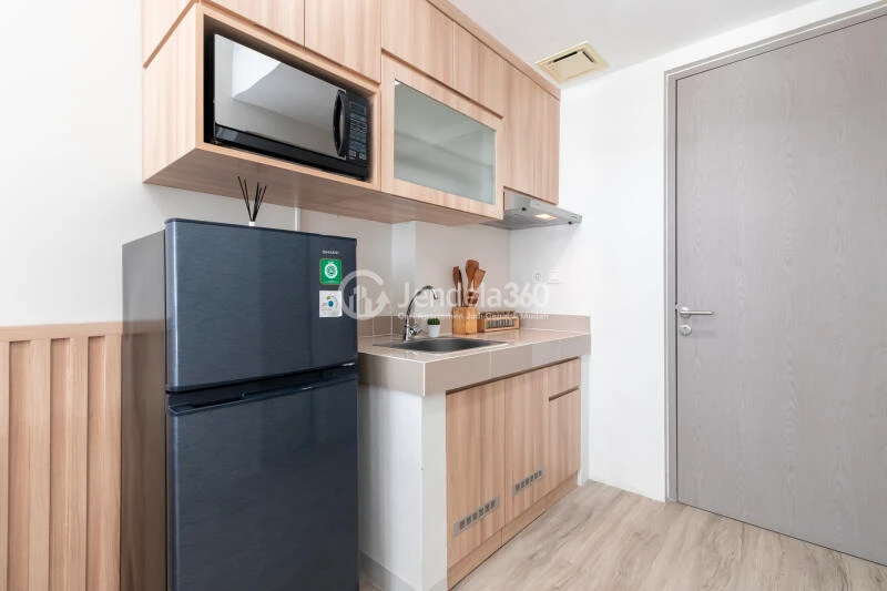 Kitchen 1BR Vasanta Innopark Apartment at High Floor