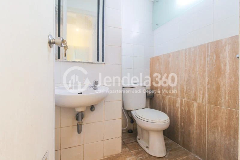 Bathroom Low-Cost Studio Apartment with City View at Kebagusan City Apartment