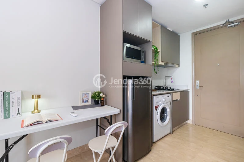Kitchen Low Floor Studio Apartment with City View at Gold Coast Apartment