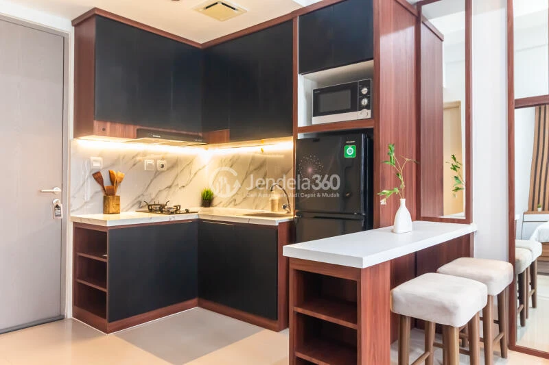 Kitchen Homey 1BR Apartment High Floor with  View at Vasanta Innopark Apartment