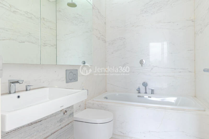 Bathroom Middle Floor 1BR Apartment with City View at Izzara Apartment