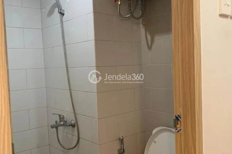 Bathroom Homey Studio Apartment at Taman Melati Sinduadi Apartment Tower Lantai 7