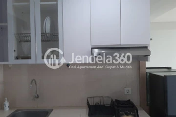Kitchen Homey 1BR Apartment at Springwood Residence Tower A