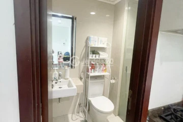 Bathroom High Floor 1BR Apartment with City View at Puri Mansion