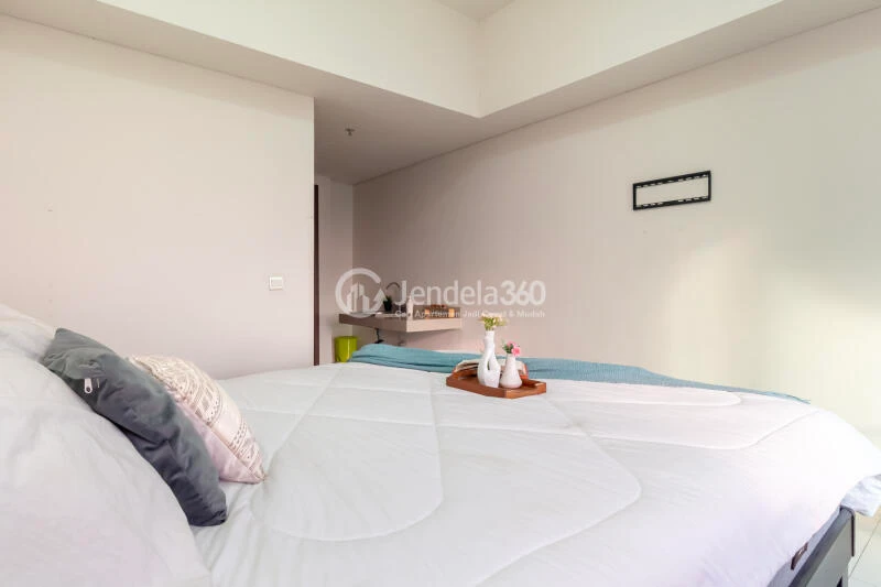 Bedroom Studio Apartment with  View at Parkland Avenue Apartment
