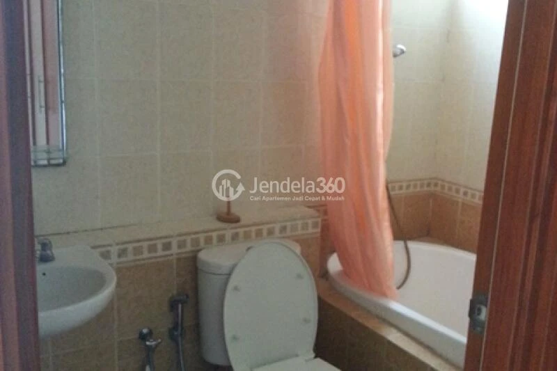 Bathroom High Floor 3BR Apartment with North View at Grand Palace Kemayoran