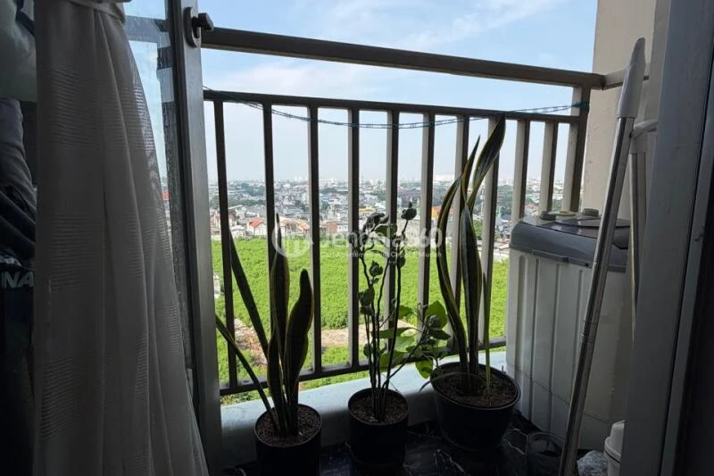 Balcony Lovely Studio Apartment Low Floor with  View at Oak Tower Apartment