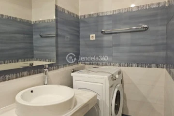 Bathroom Stylish 2BR Apartment Middle Floor with City View at Cosmo Terrace - Jakarta Residence Thamrin City