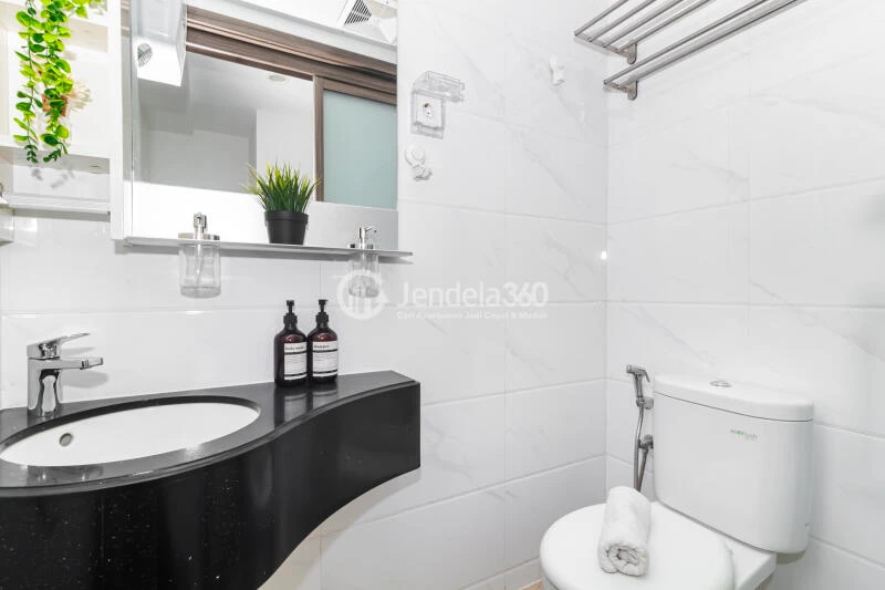 Bathroom Studio Apartment with City View at Sky House BSD Apartment
