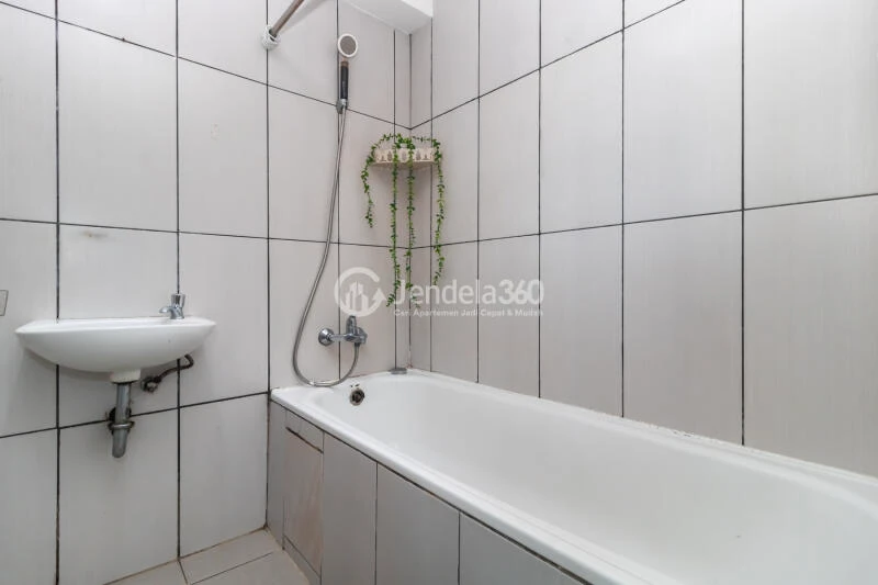 Bathroom Comfortable 2BR Apartment at Grand Kamala Lagoon Apartment Tower Emerald North