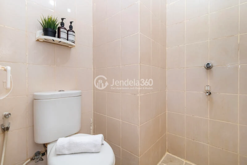 Bathroom Tidy Studio Apartment at Serpong Green View Apartment Tower B
