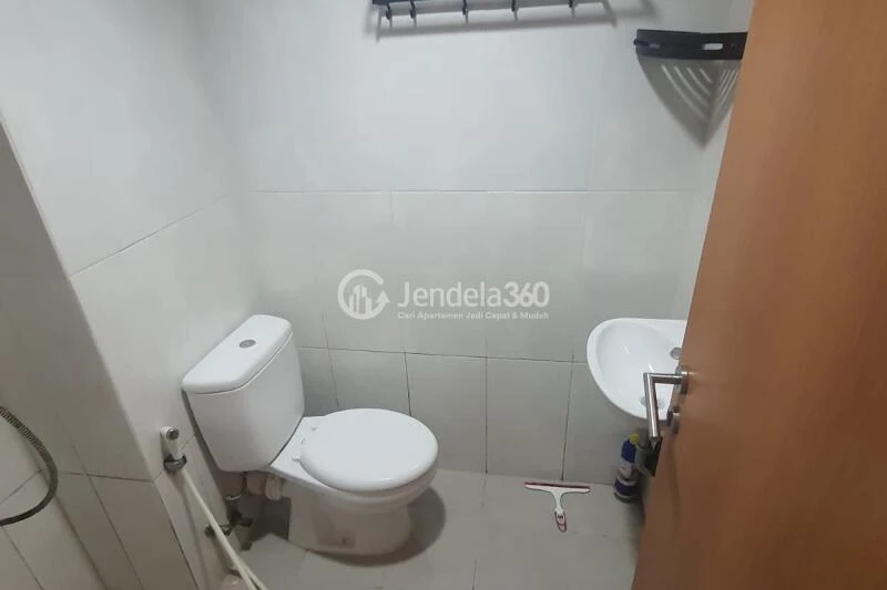 Bathroom Simply Look Studio Apartment Low Floor with  View at Evenciio Apartment