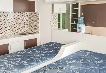 Bedroom Low Floor Studio Apartment with Swimming Pool View at East Park Apartment