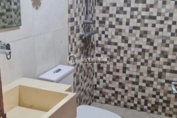 Bathroom Tidy 3BR Apartment at Green Central City Apartment Middle Floor