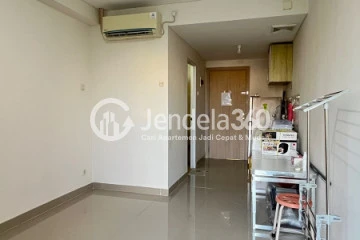 Living Room Low Floor Studio Apartment with  View at Paradise Mansion Apartment