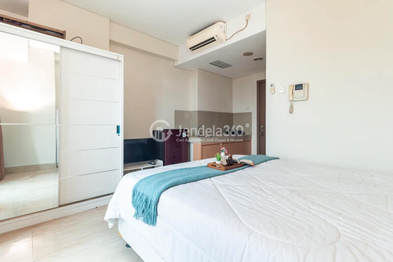 Bedroom Low Floor Studio Apartment with city View at Puri Orchard Apartment