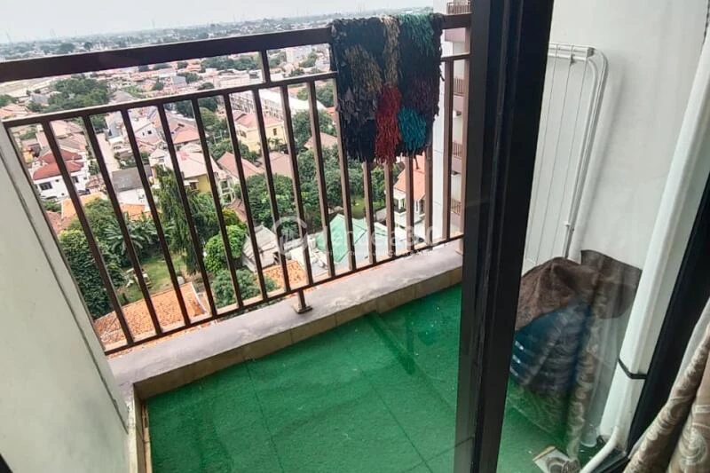 Balcony Studio Apartment with City View at Dave Apartment
