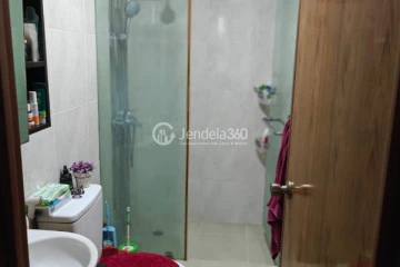 Bathroom 2BR Apartment with City View at Casablanca Mansion