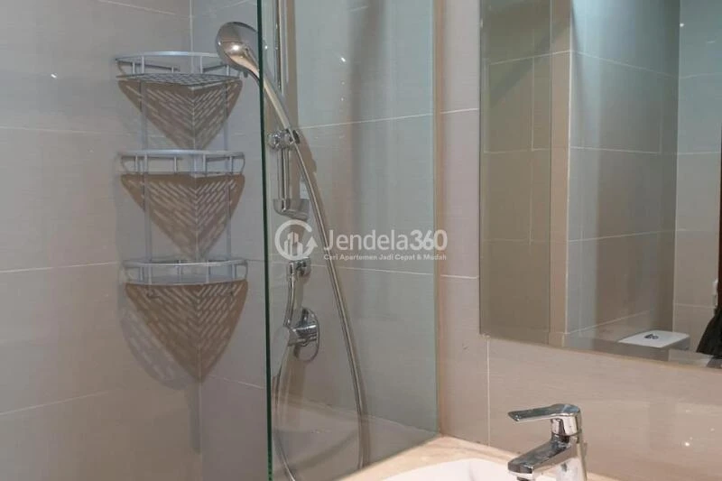 Bathroom Studio Apartment with City View at Green Sedayu Apartment