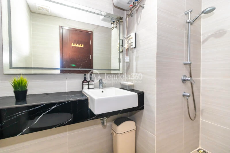 Bathroom Trendy Studio Apartment Middle Floor with City View at The Crest West Vista Puri