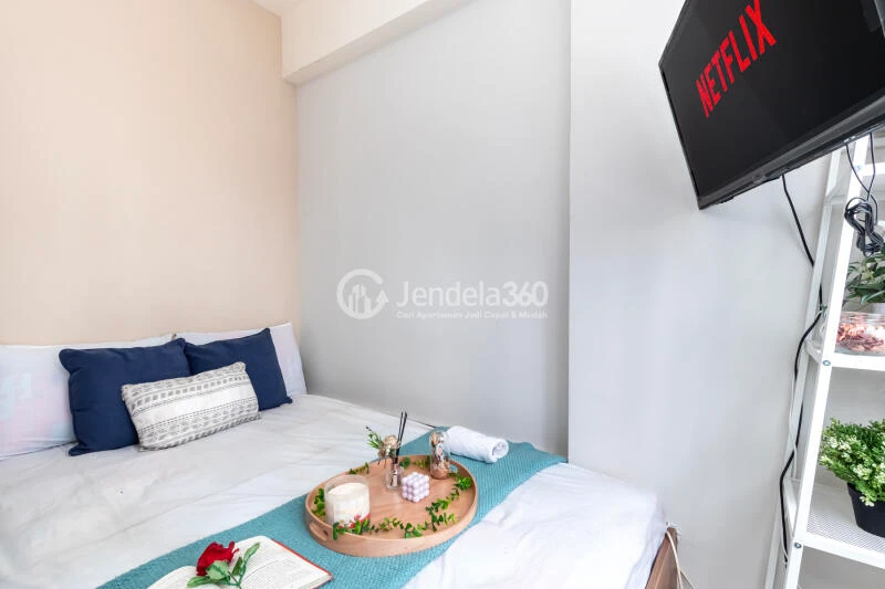 Bedroom 1 Comfortable 2BR Apartment Low Floor with city View at Serpong Green View Apartment