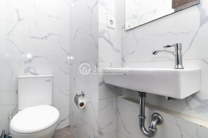 Bathroom Cozy Studio Apartment High Floor with City View at Pacific Garden Apartment