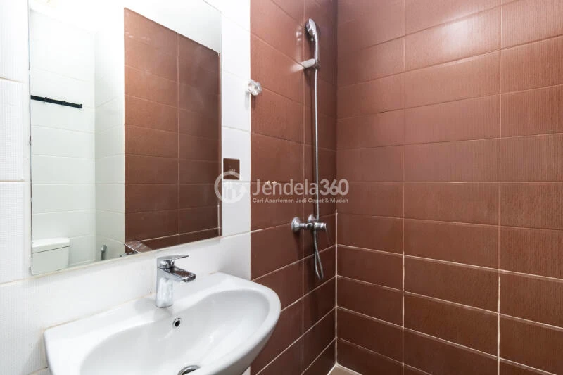 Bathroom 1BR Puri Orchard Apartment at Tower OG A